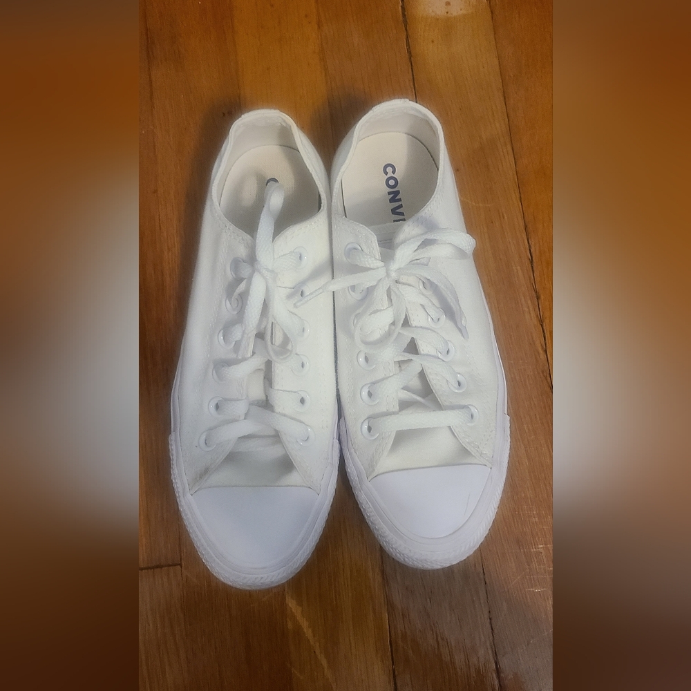 Converse Chuck Taylor low tops